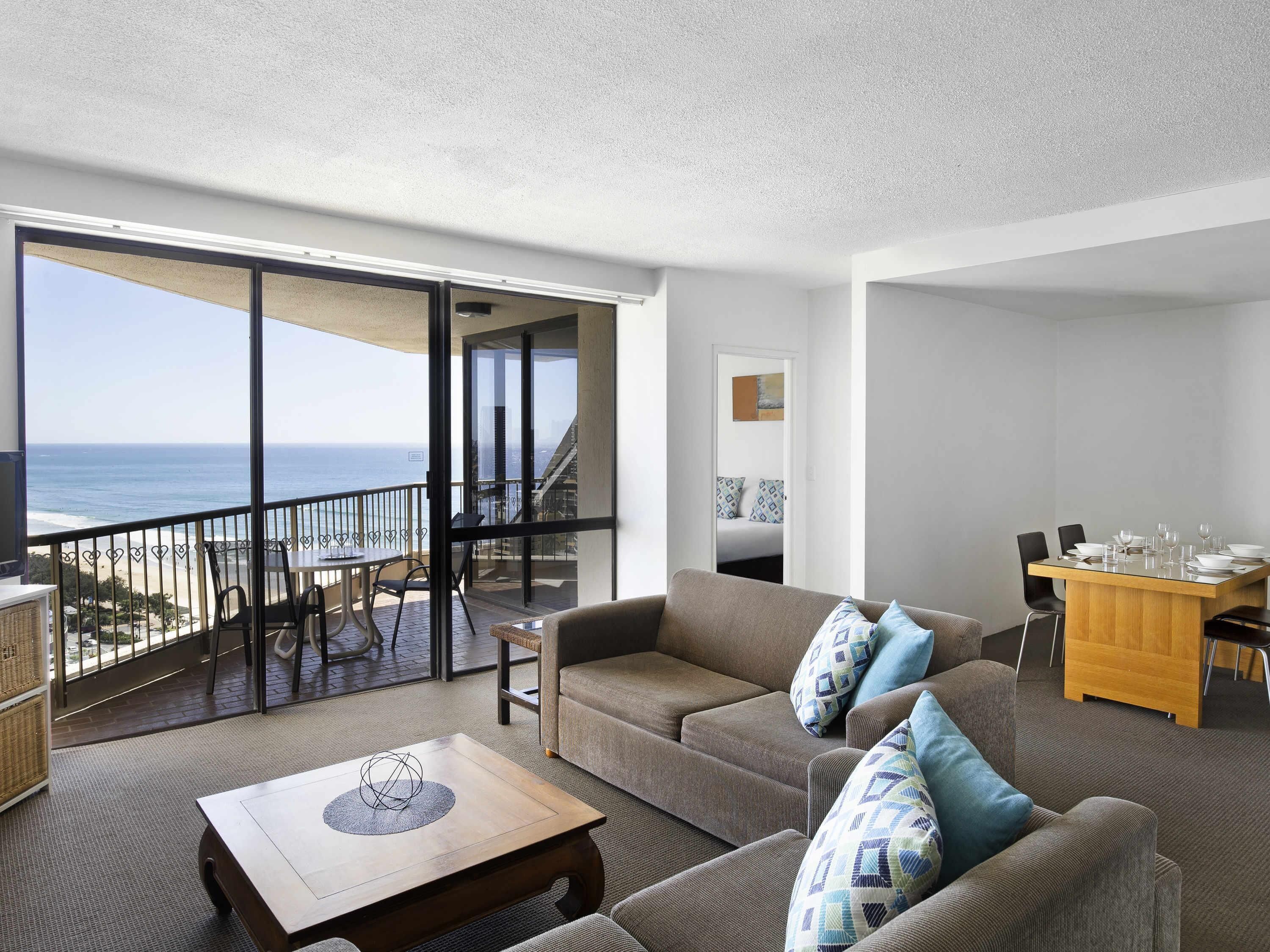 Caja de seguridad en la habitación y tabla de planchar con plancha 