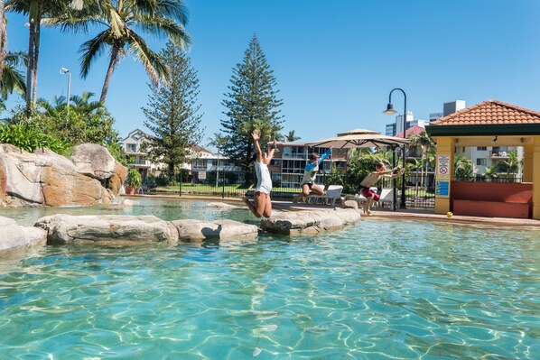 Una piscina al aire libre