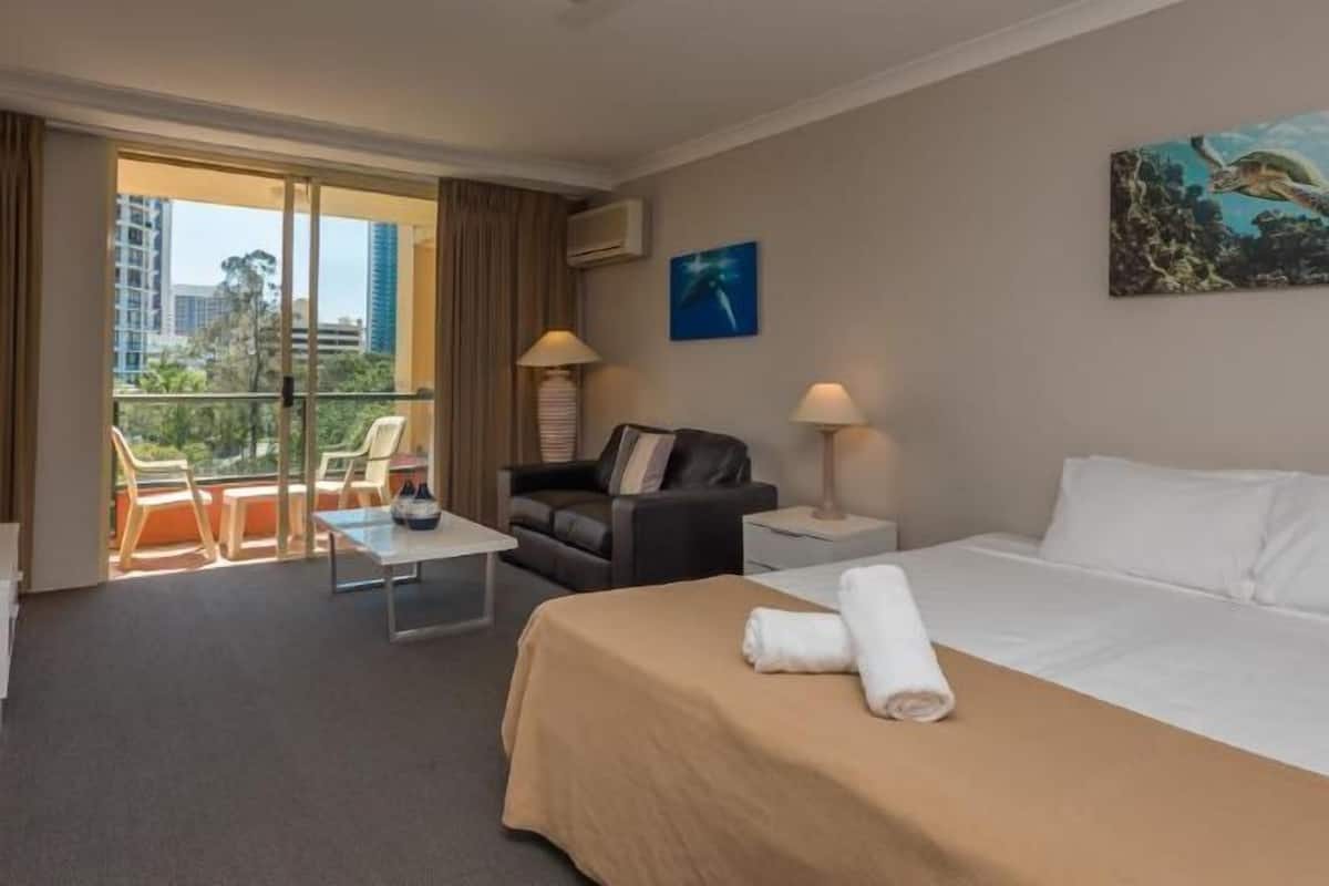 1 bedroom, individually decorated, individually furnished