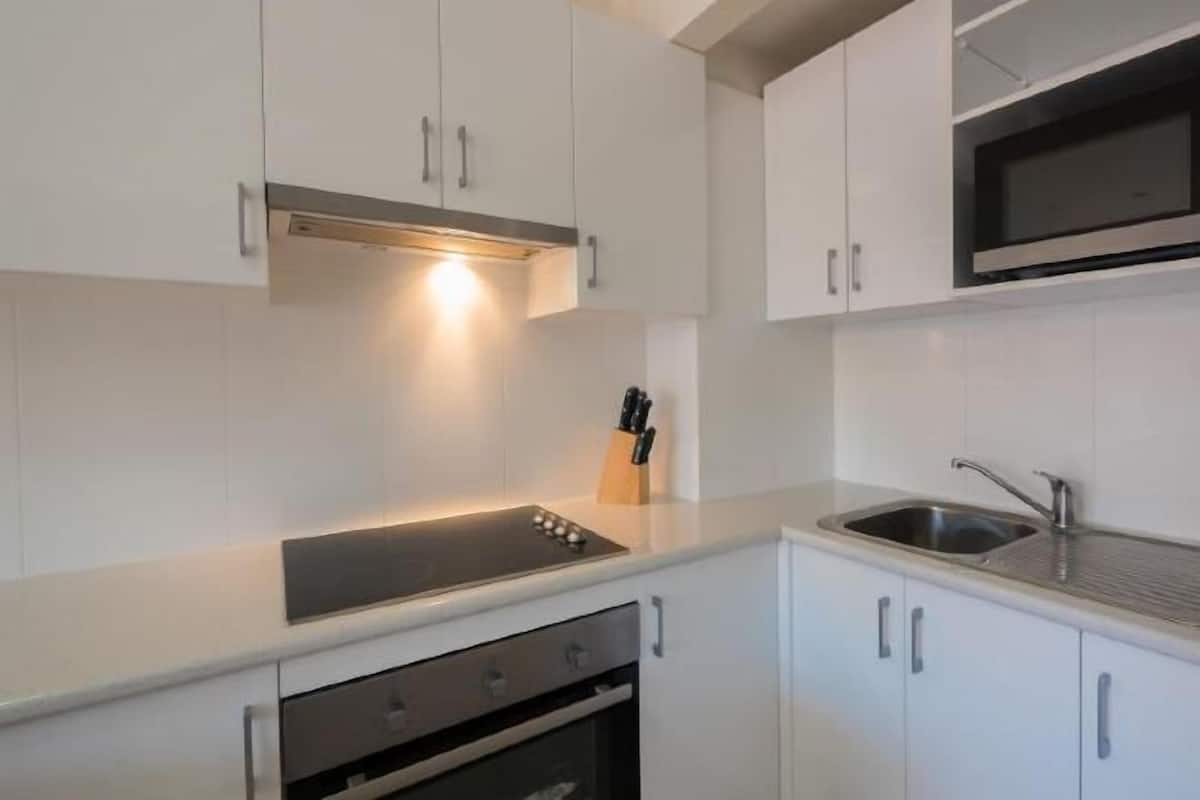 Private kitchen | Microwave, electric kettle, cookware/dishes/utensils, freezer