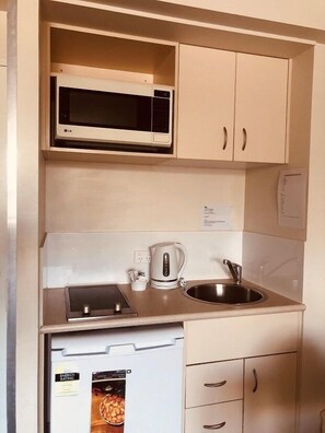 Apartment, 1 Schlafzimmer | Eigene Kochnische | Mikrowelle, Wasserkocher, Kochgeschirr/Geschirr/Besteck, Gefrierschrank