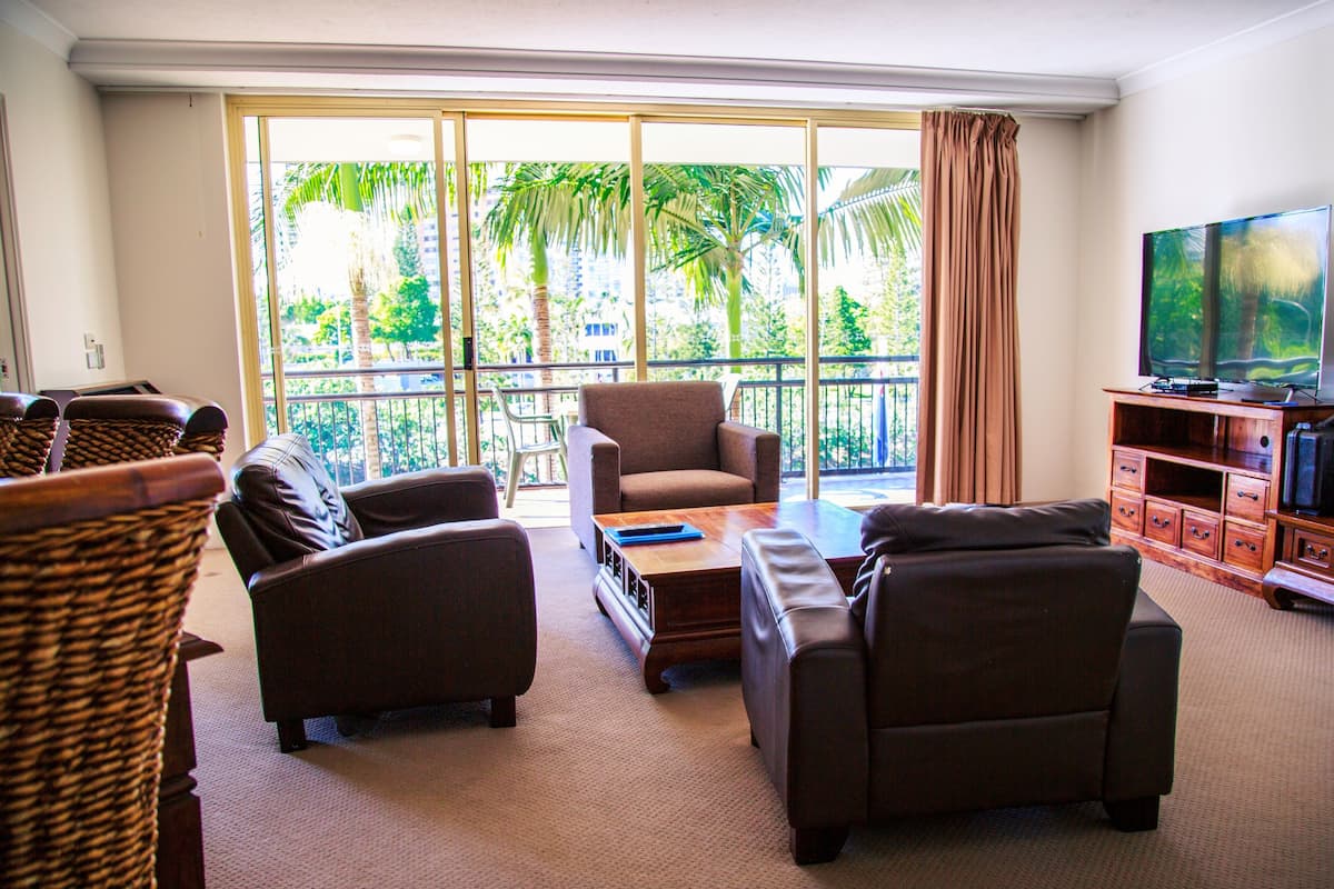 Apartment, 2 Bedrooms, River View | Living room | 45-inch TV with satellite channels, DVD player