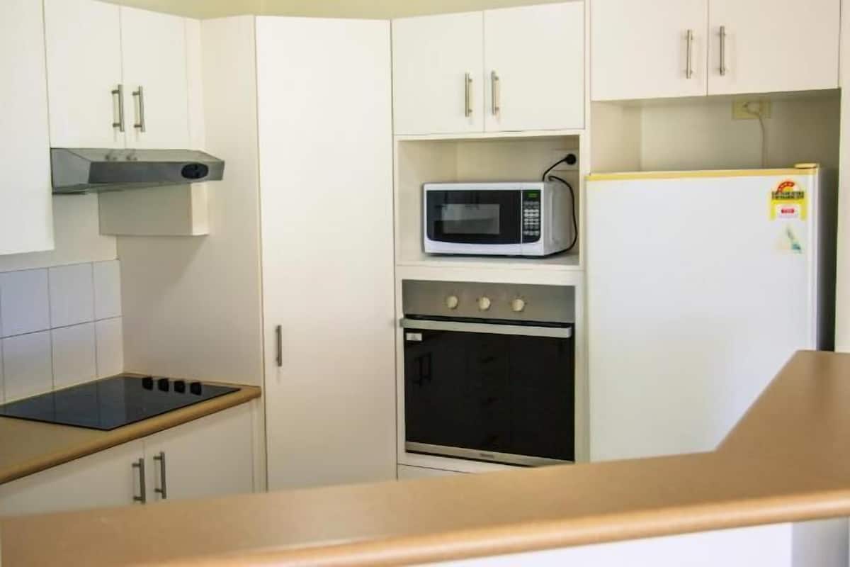 Private kitchen | Microwave, electric kettle, cookware/dishes/utensils, freezer