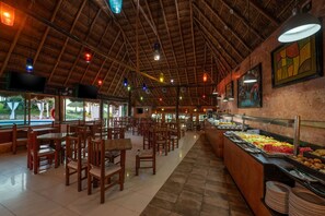 Desayuno buffet todos los días (con cargo) 