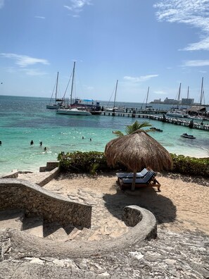 Plage, sable blanc, chaises longues, parasols
