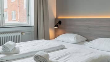 Een bureau, een strijkplank/strijkijzer, gratis wifi, beddengoed
