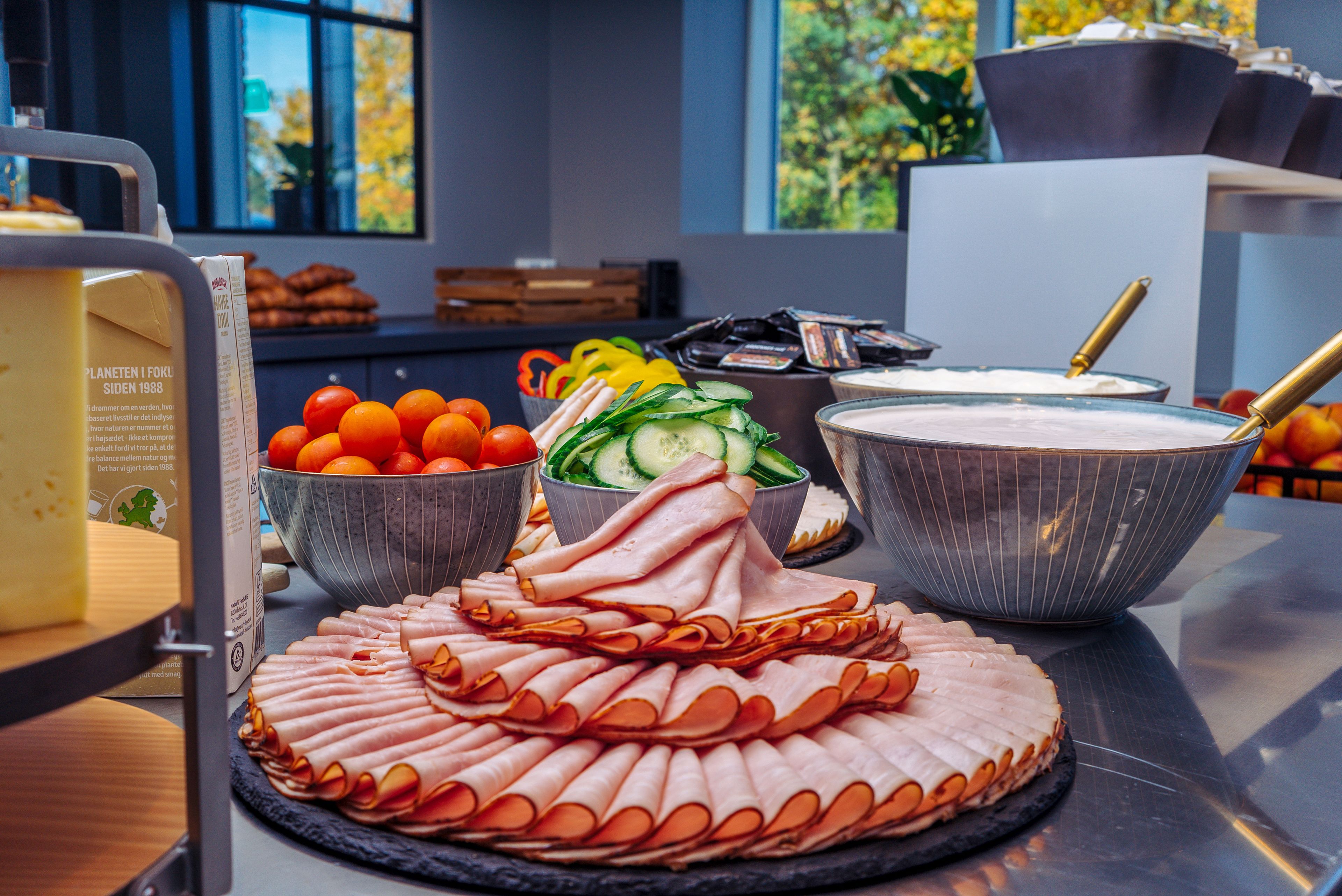 daily buffet breakfast (dkk 109 per person)