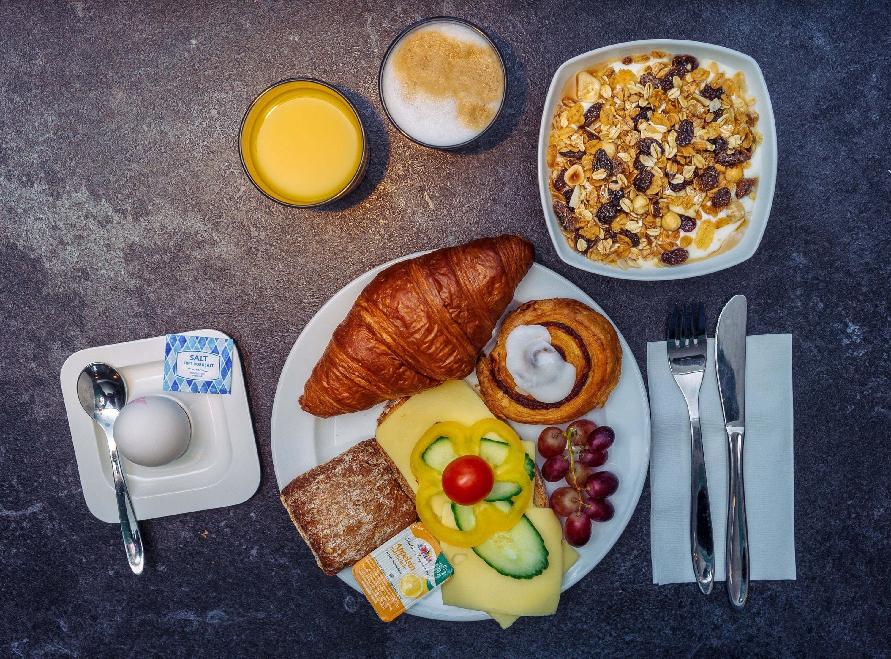 daily buffet breakfast (dkk 109 per person)