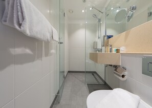 Shower, towels, toilet paper - Copenhagen Go Hotel (Kastrup)