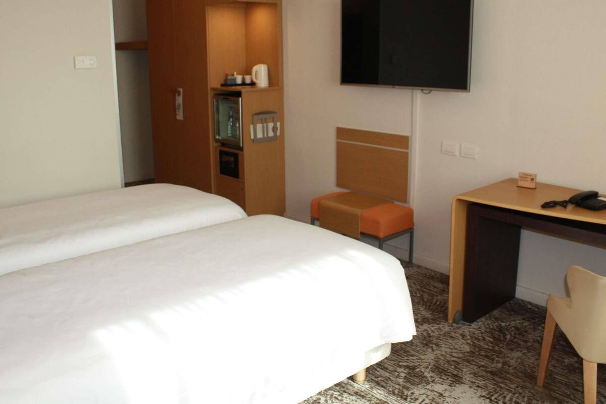 Superior Room, 2 Single Beds | Premium bedding, minibar, in-room safe, desk