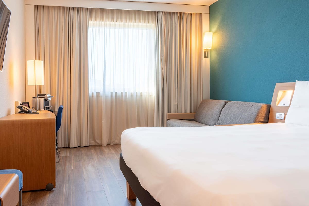 Premium bedding, minibar, in-room safe, desk