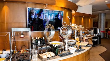 Tägliches Frühstücksbuffet (16 EUR pro Person)