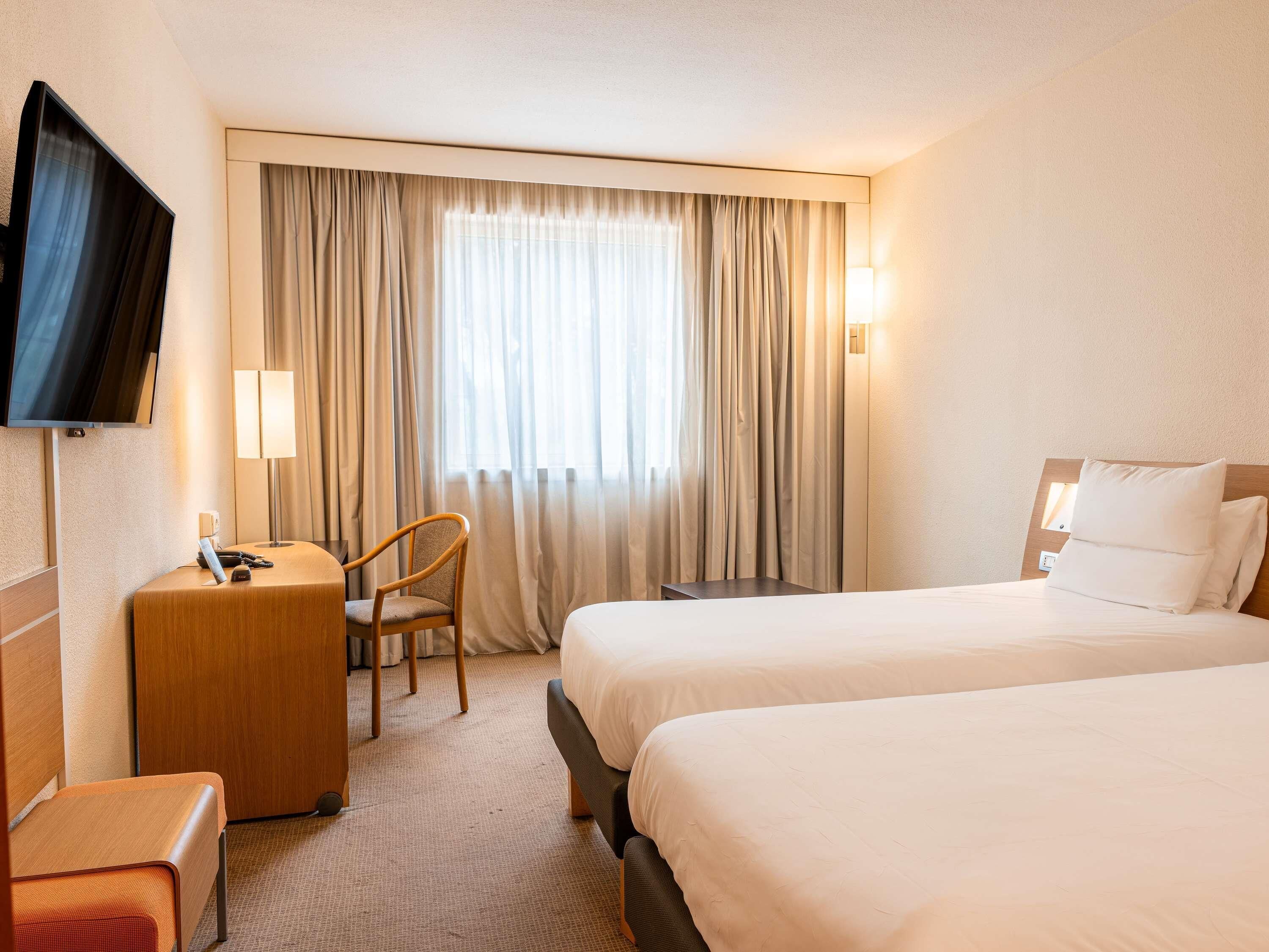 Superior Twin Room, 2 Single Beds | Premium bedding, minibar, in-room safe, desk