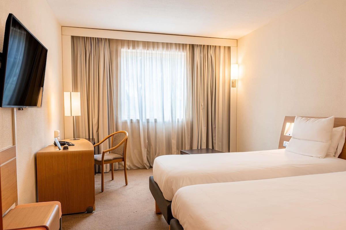 Superior Twin Room, 2 Single Beds | Premium bedding, minibar, in-room safe, desk