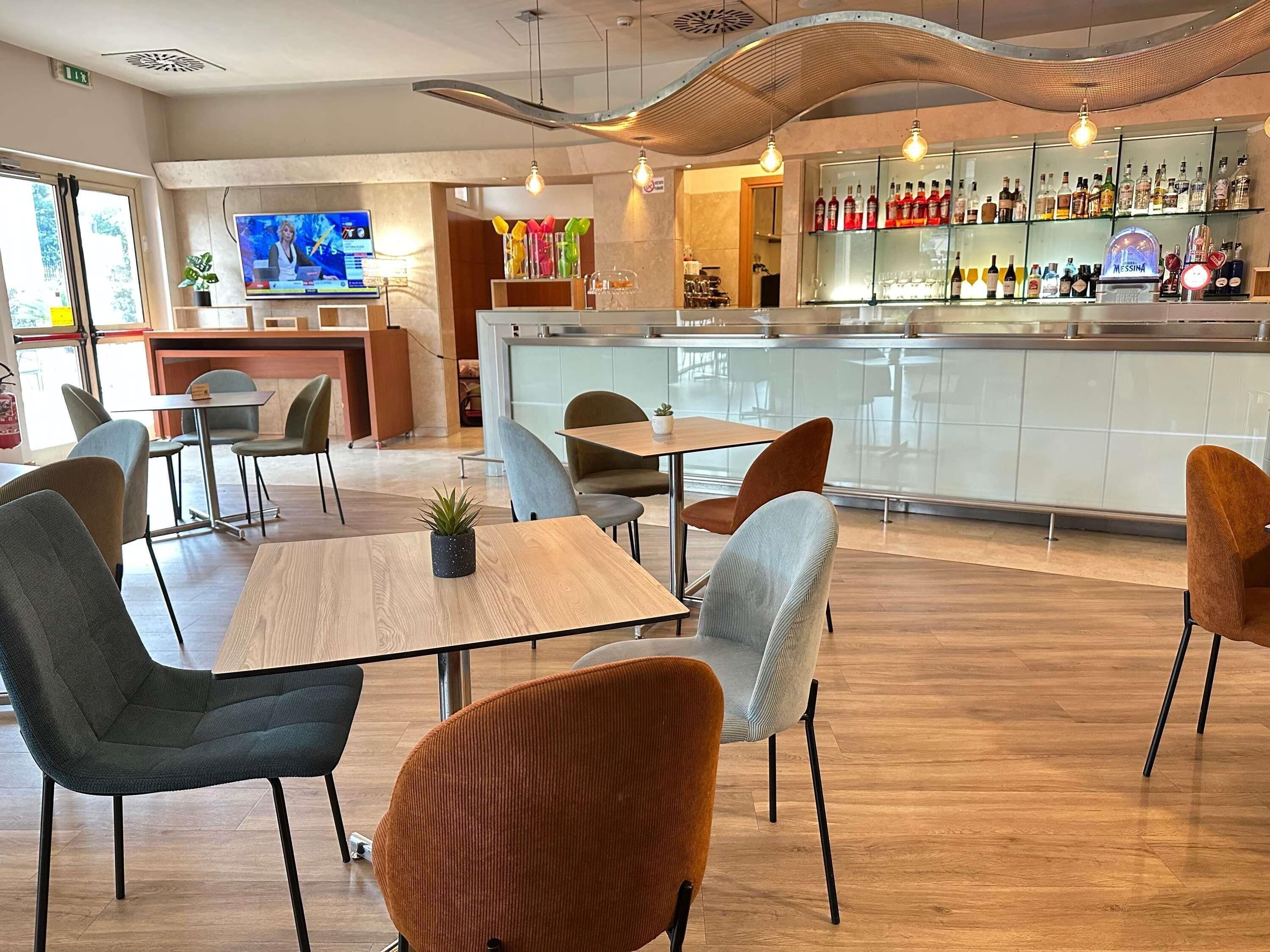 Bar (trong khuôn viên)
