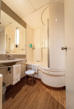 Executive Room (Office with parquet) | Bathroom | Combined shower/tub, eco-friendly toiletries, hair dryer, bidet - Novotel Roma Est (Rome)