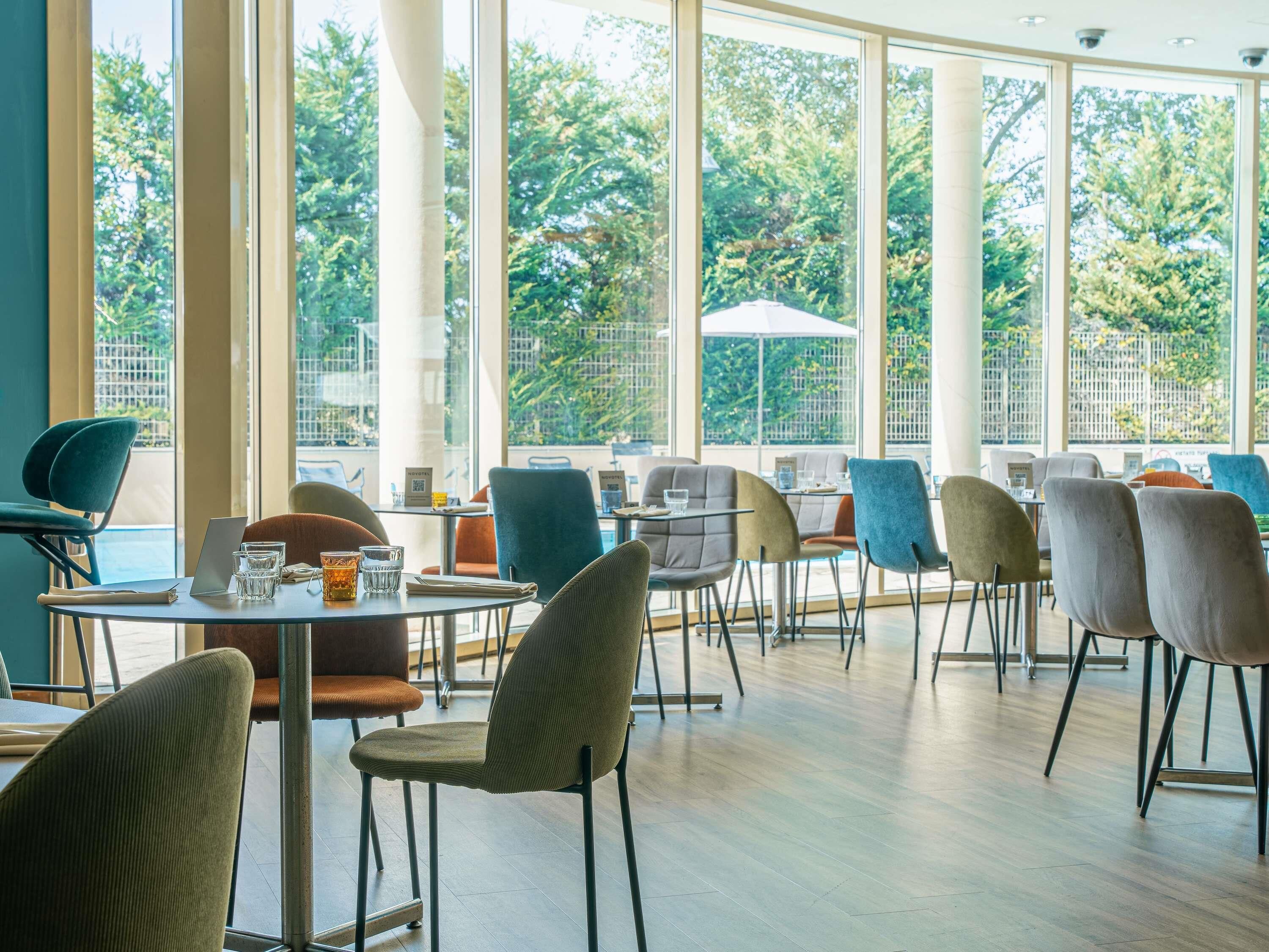 Petit déjeuner, déjeuner et dîner servis sur place, vue sur la piscine