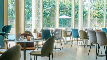 Petit déjeuner, déjeuner et dßner servis sur place, vue sur la piscine