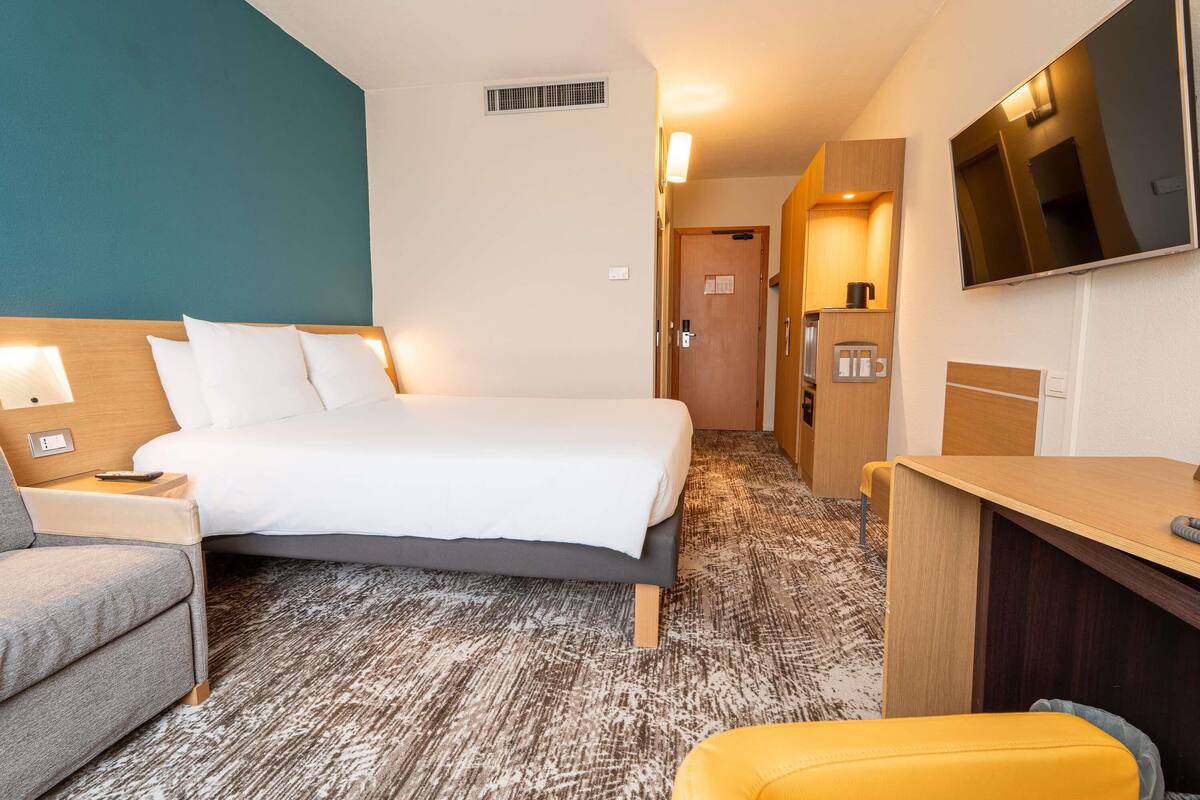 Habitación superior, 1 cama doble | Ropa de cama de alta calidad, minibar, caja fuerte y escritorio