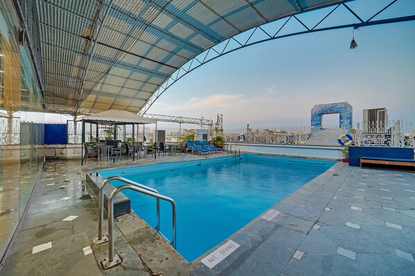 Piscine extérieure, chaises longues