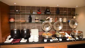 2 restaurantes, se sirve desayuno