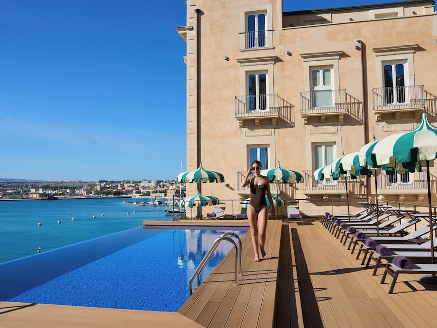 Piscina stagionale all'aperto, ombrelloni da piscina, lettini