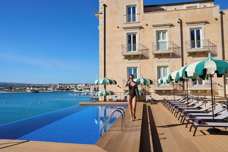 Una piscina al aire libre de temporada, sombrillas. Grand Hotel Des Ètrangers - The Leading Hotels of the World