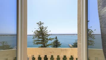 Minibar, coffres-forts dans les chambres, bureau