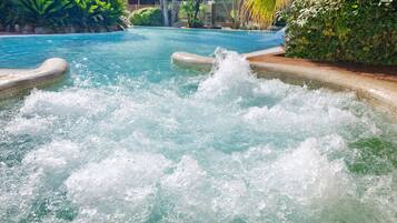 Bañera de hidromasaje al aire libre