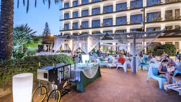 Poolside bar
