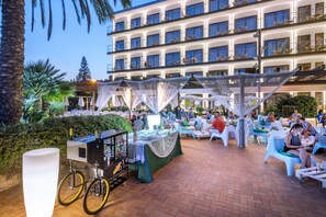 Bar à beira da piscina