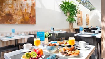 Petit déjeuner continental (10 EUR par personne)