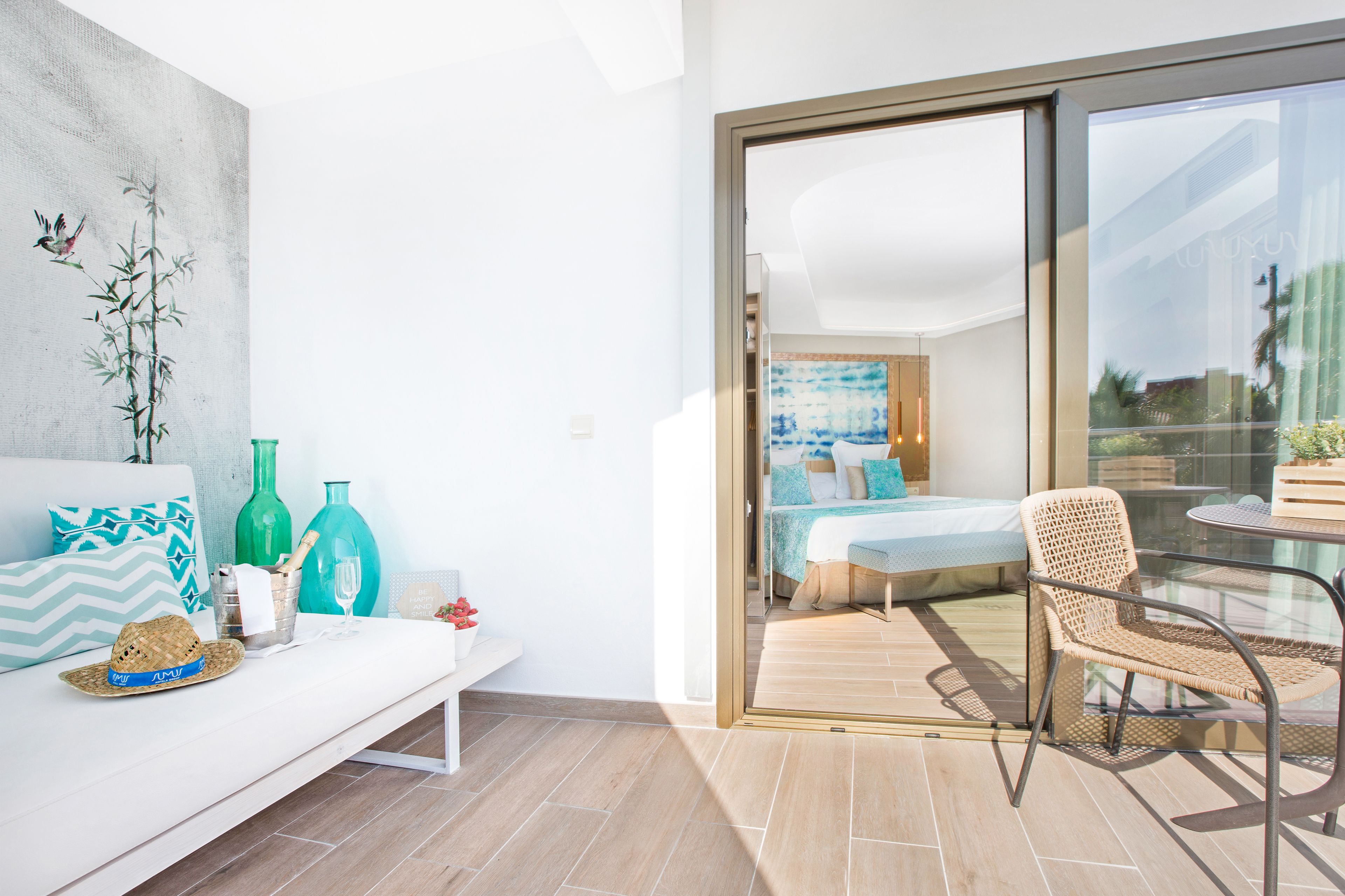 Una habitación moderna con balcón, un sofá, una silla y una cama con vistas.