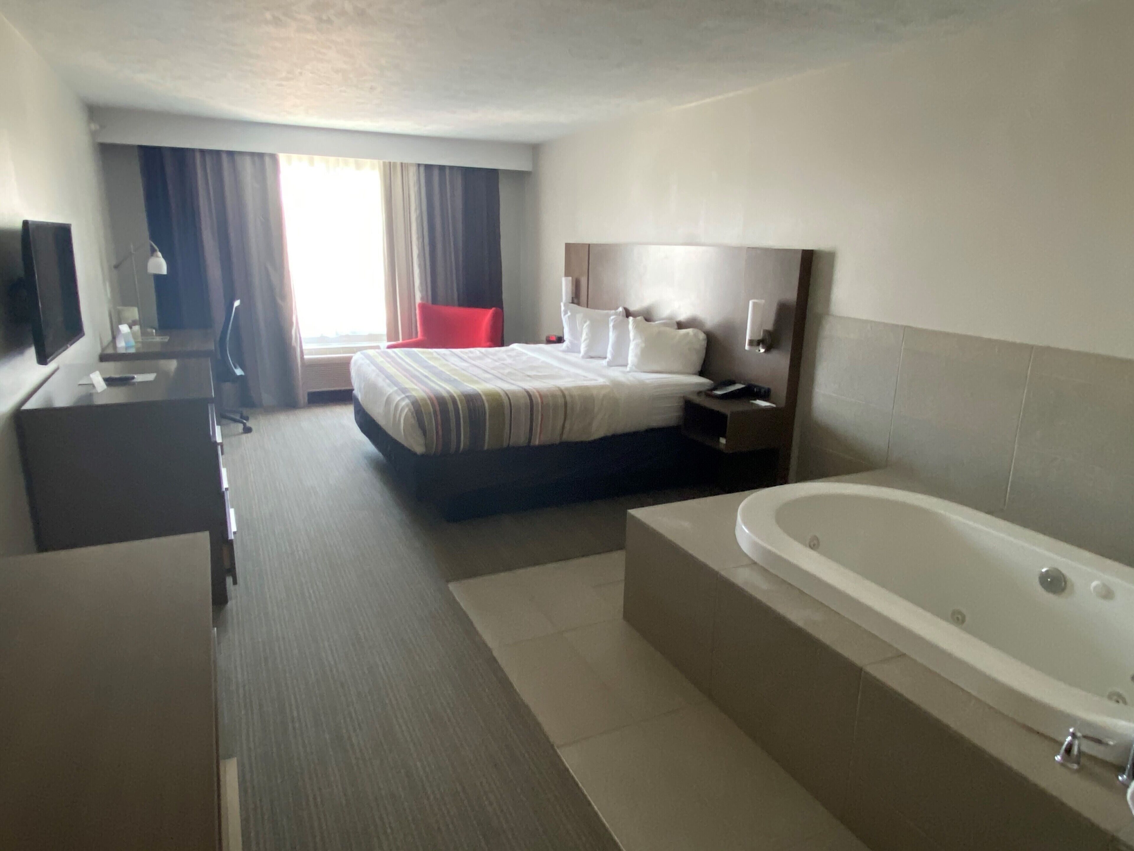 suite, 1 king bed, accessible, jetted tub | desk, blackout curtains, soundproofing, iron/ironing board