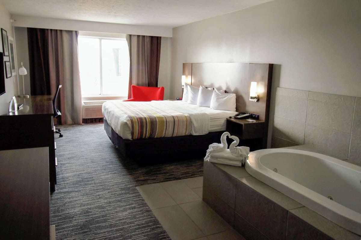 suite, 1 king bed, accessible, jetted tub | desk, blackout curtains, soundproofing, iron/ironing board