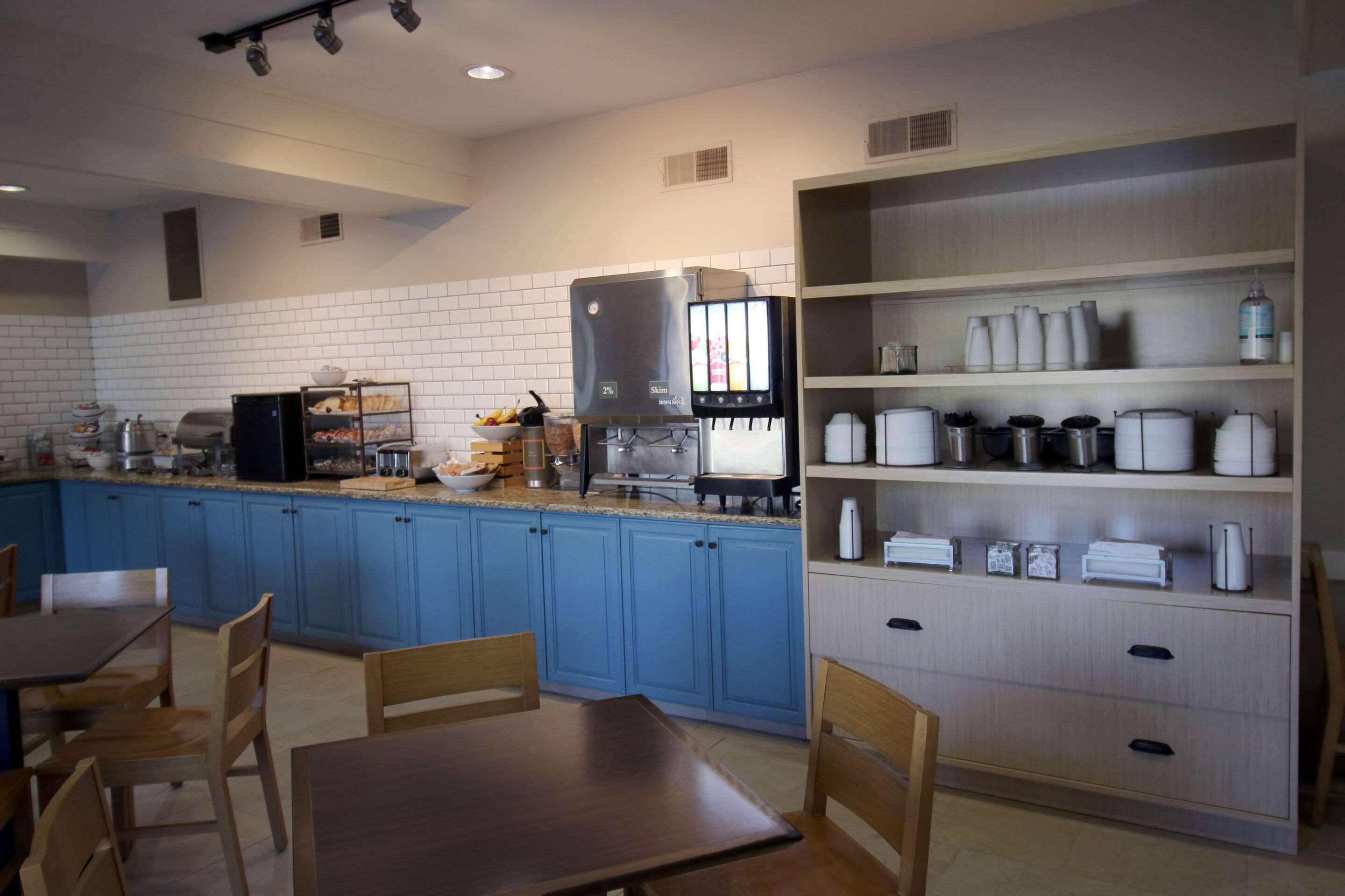 free daily breakfast