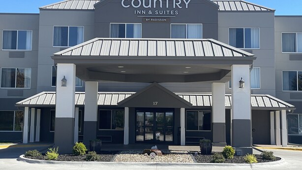 A Country Inn & Suites building with a modern design, featuring a covered entrance and multiple windows. - Country Inn & Suites by Radisson, Council Bluffs, IA (Council Bluffs)