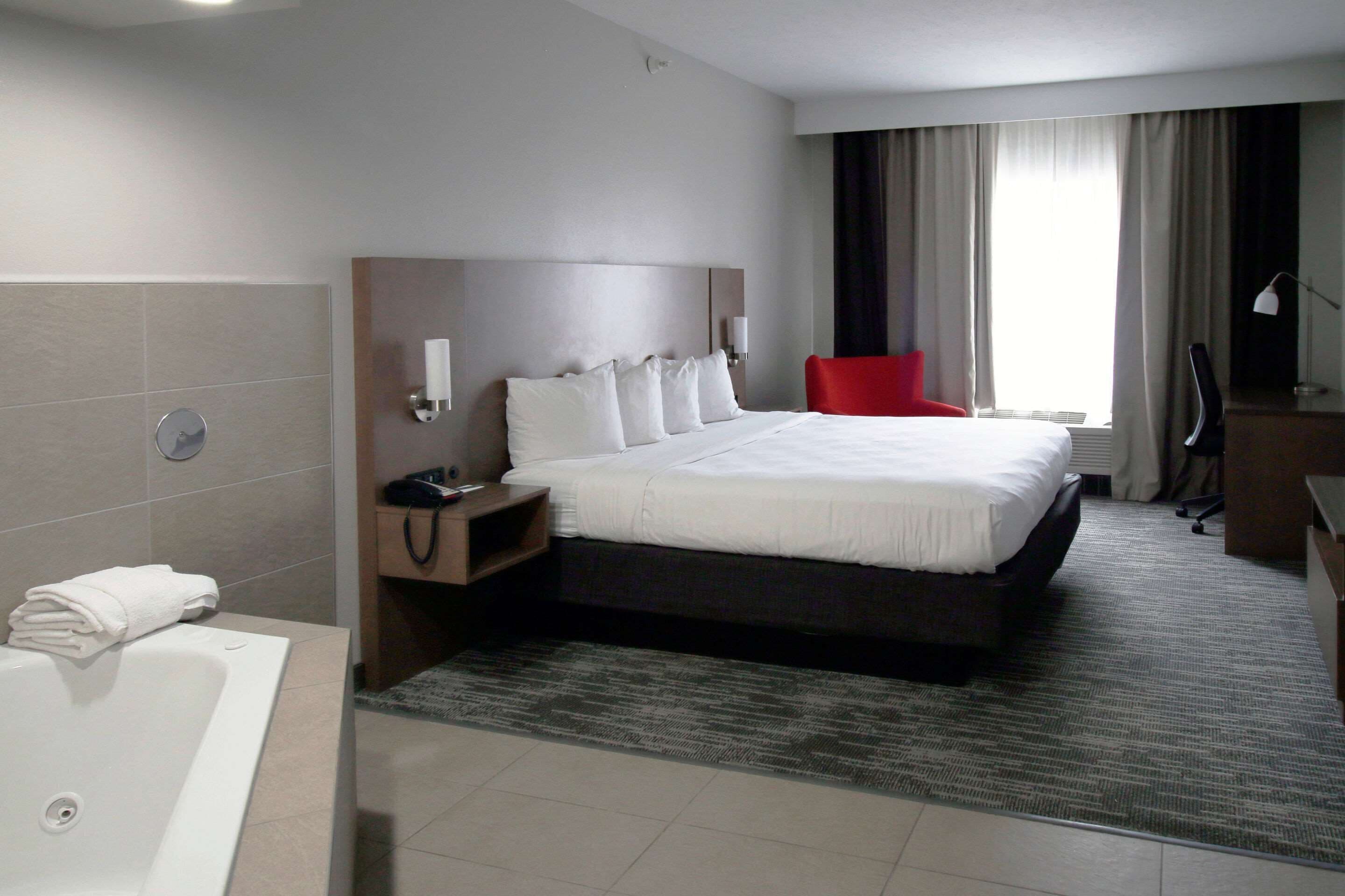 suite, 1 king bed, accessible, jetted tub | desk, blackout curtains, soundproofing, iron/ironing board