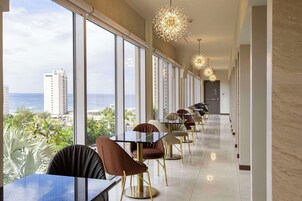 朝食 (コンチネンタル ブレックファスト)、毎日提供 (有料)