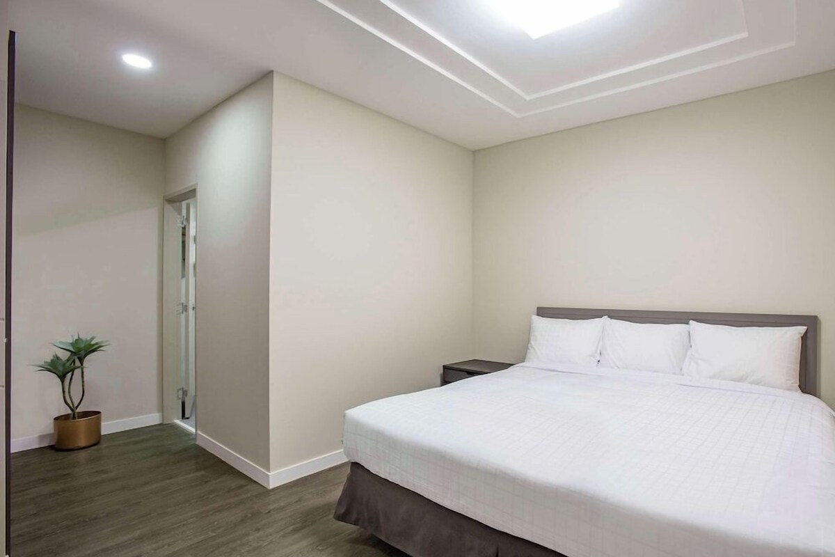 Premium bedding, in-room safe, desk, blackout drapes