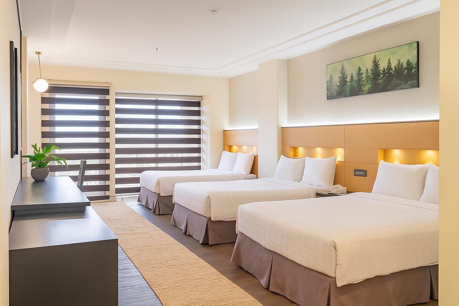 Une chambre d’hôtel avec deux lits, un bureau et une grande fenêtre avec des stores.
