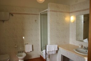 Shower, free toiletries, hair dryer - Hotel Oasi Neumann (Cortona)