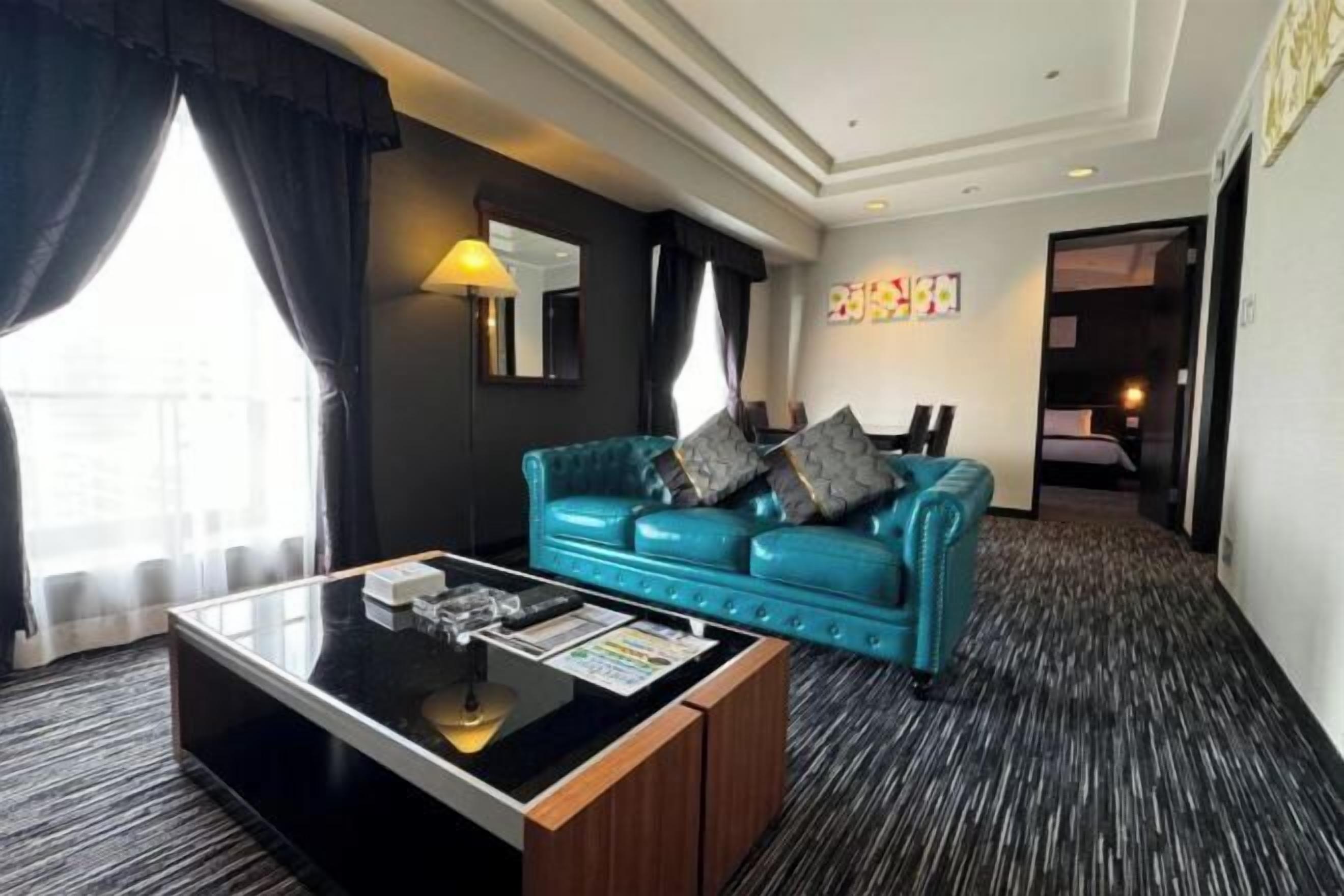 ทีวีจอพลาสมา 32 นิ้ว พร้อมช่องดิจิตอล, ทีวี, ภาพยนตร์แบบจ่ายต่อเรื่อง