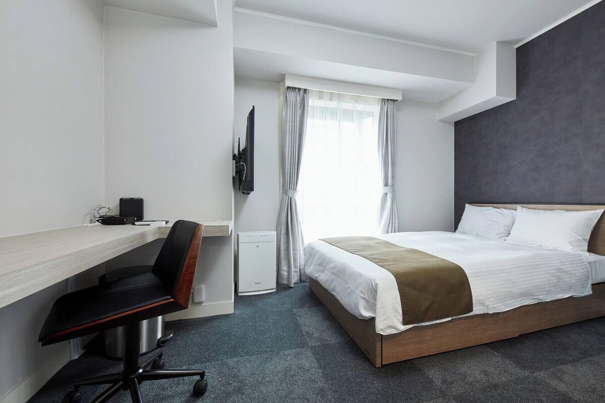 Een bureau, verduisterende gordijnen, gratis wifi, een wekker