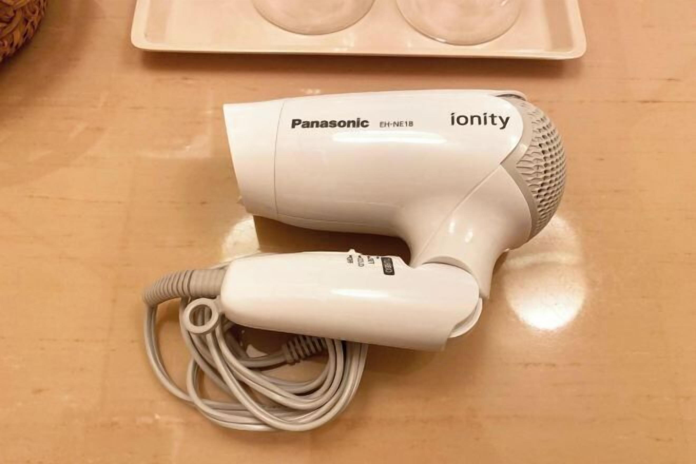 Bathtub, free toiletries, hair dryer, slippers