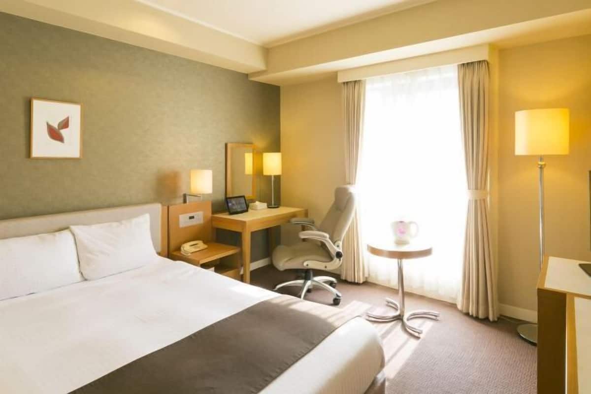 Desk, blackout curtains, free WiFi, bed sheets