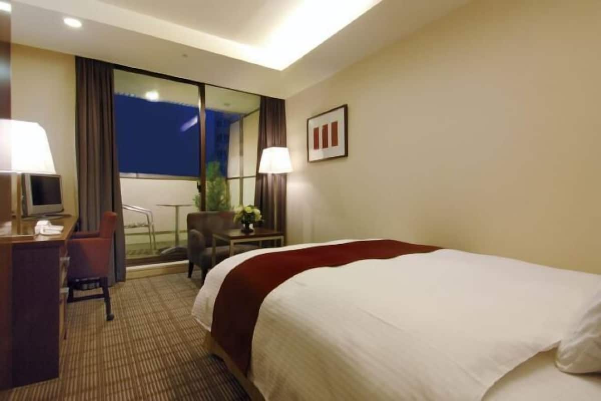 Desk, blackout curtains, free WiFi, bed sheets