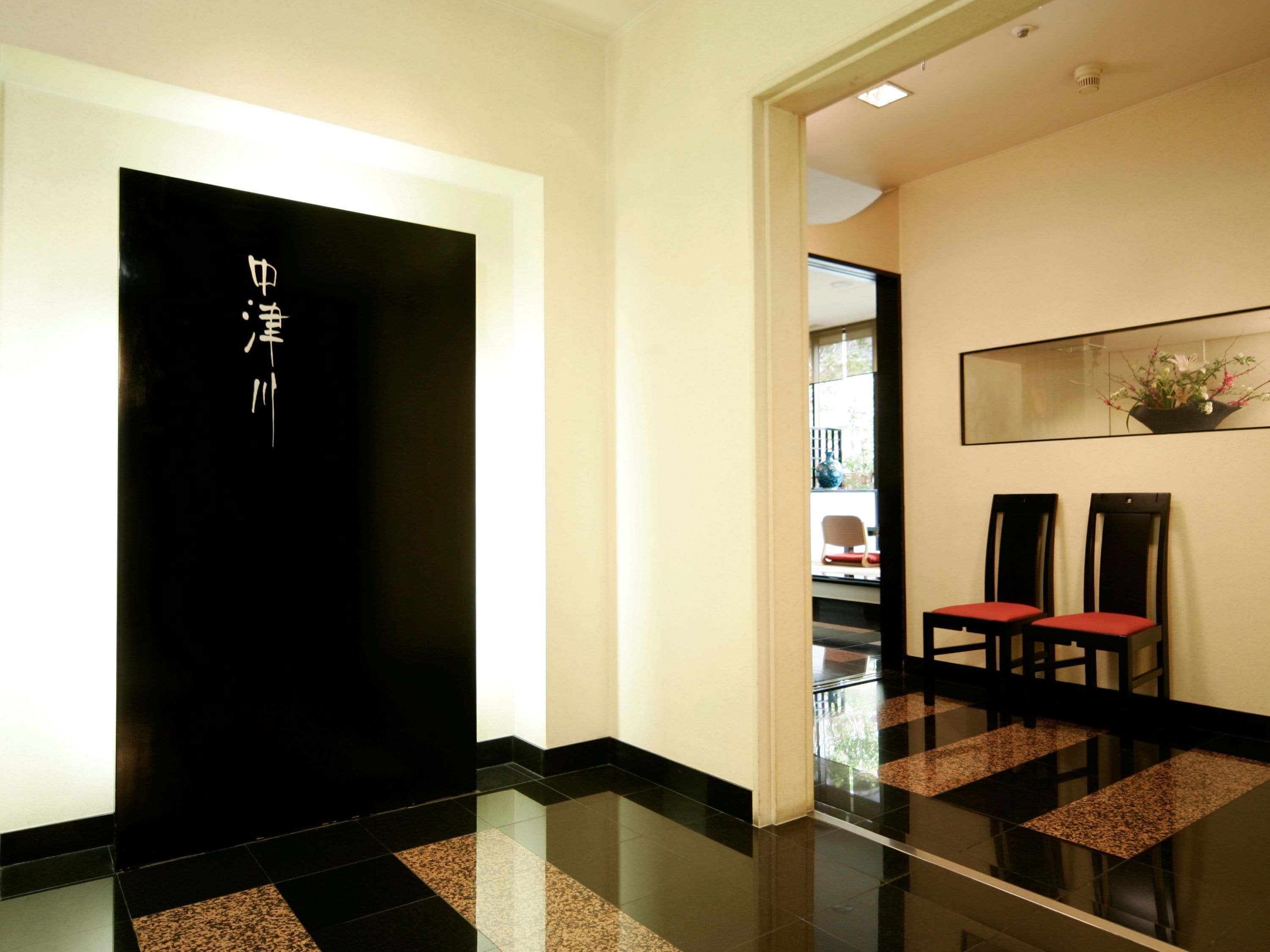 5 restaurants, breakfast served