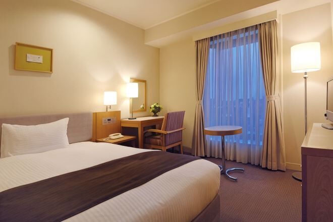 Escritorio, cortinas blackout, wifi gratis y ropa de cama 