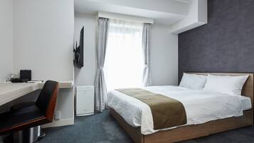 Quarto de hotel moderno com cama de madeira, escrivaninha com cadeira, televisão de tela plana e janela com cortinas.
